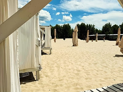 пляжная зона на берегу Днепра в загородном комплексе SPORTOHOTA в городе Черкассы