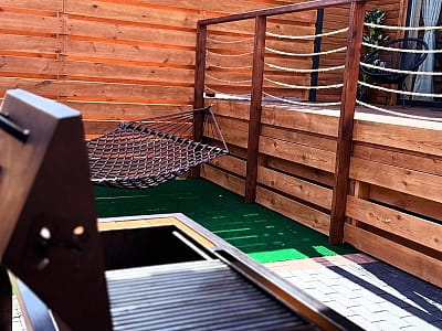 BarnHouse — современные одноэтажные и двухэтажные дома на 4 гостей с кухней, террасой, чаном, мангальной зоной и доступом к бассейну в загородном комплексе SPORTOHOTA в городе Черкассы