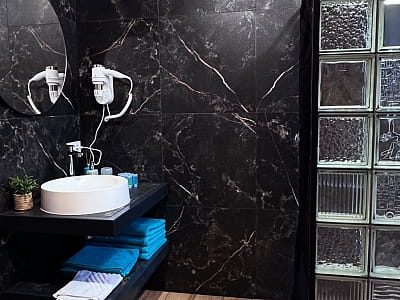 BarnHouse — современные одноэтажные и двухэтажные дома на 4 гостей с кухней, террасой, чаном, мангальной зоной и доступом к бассейну в загородном комплексе SPORTOHOTA в городе Черкассы