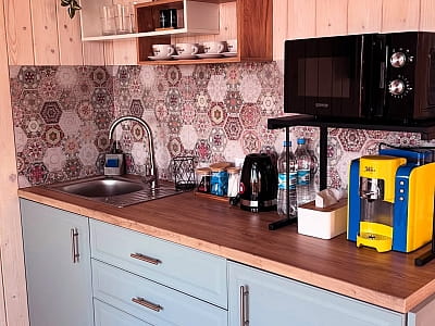 BarnHouse — современные одноэтажные и двухэтажные дома на 4 гостей с кухней, террасой, чаном, мангальной зоной и доступом к бассейну в загородном комплексе SPORTOHOTA в городе Черкассы