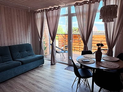 BarnHouse — современные одноэтажные и двухэтажные дома на 4 гостей с кухней, террасой, чаном, мангальной зоной и доступом к бассейну в загородном комплексе SPORTOHOTA в городе Черкассы