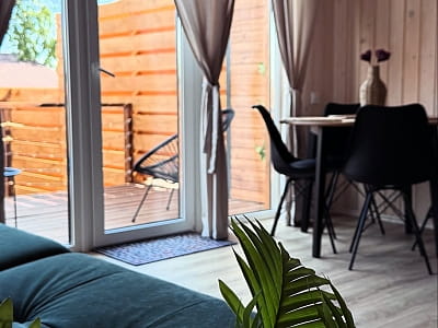 BarnHouse — современные одноэтажные и двухэтажные дома на 4 гостей с кухней, террасой, чаном, мангальной зоной и доступом к бассейну в загородном комплексе SPORTOHOTA в городе Черкассы