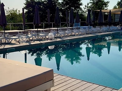 Открытый летний бассейн в загородном комплексе SPORTOHOTA в городе Черкассы