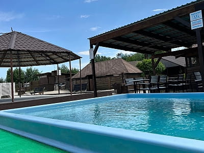 Открытый летний бассейн в загородном комплексе SPORTOHOTA в городе Черкассы