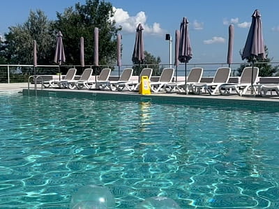 Открытый летний бассейн в загородном комплексе SPORTOHOTA в городе Черкассы