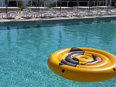 Открытый летний бассейн в загородном комплексе SPORTOHOTA в городе Черкассы