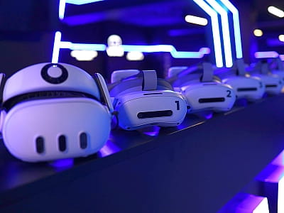 VIAR - один из крупнейших клубов виртуальной реальности в Киеве в торгово-развлекательном центре Cosmo Multimall недалеко от станции метро Шульвская