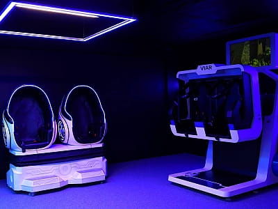 VIAR - один из крупнейших клубов виртуальной реальности в Киеве в торгово-развлекательном центре Cosmo Multimall недалеко от станции метро Шульвская