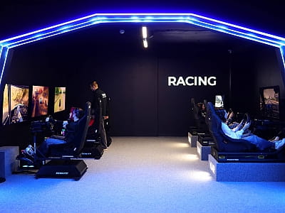 VIAR - один из крупнейших клубов виртуальной реальности в Киеве в торгово-развлекательном центре Cosmo Multimall недалеко от станции метро Шульвская