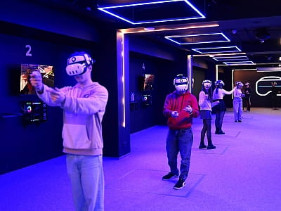 VIAR - один из крупнейших клубов виртуальной реальности в Киеве в торгово-развлекательном центре Cosmo Multimall недалеко от станции метро Шульвская