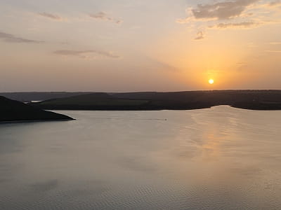 Днестр — одна из самых выдающихся рек Украины: от истоков в Карпатах до Черного моря. Природа, каньон, рыбалка, история и комфортный отдых.