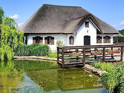 Хутор «Казацкая Долина» — это загородный комплекс в селе Карбовка Кировоградской области, созданный на основе фермерского хозяйства и старинной украинской хаты. 