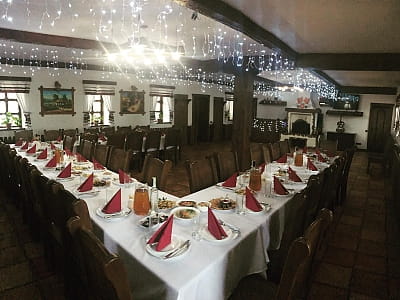 ресторан оформлен в виде аутентичной украинской корчмы Хутор «Казацкая Долина» в селе Карбовка Кировоградской области