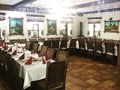 ресторан оформлен в виде аутентичной украинской корчмы Хутор «Казацкая Долина» в селе Карбовка Кировоградской области