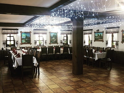 ресторан оформлен в виде аутентичной украинской корчмы Хутор «Казацкая Долина» в селе Карбовка Кировоградской области