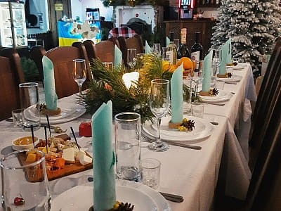 ресторан оформлен в виде аутентичной украинской корчмы Хутор «Казацкая Долина» в селе Карбовка Кировоградской области