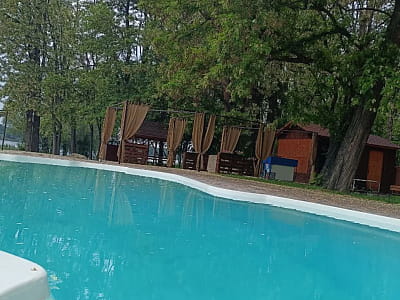 Открытый летний бассейн в загородном комплексе отдыха «ХВИЛЯ» на берегу реки Днепр вблизи Светловодска.
