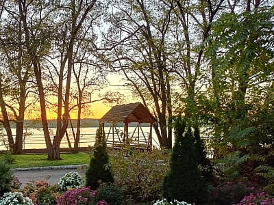 Парк-отель «Волна» — это загородный комплекс отдыха, расположенный в сосновом лесу на берегу реки Днепр вблизи Светловодска.