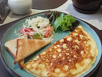 Блюда в кафе/ресторане загородного комплекса «ХВИЛЯ» на берегу реки Днепр вблизи Светловодска.