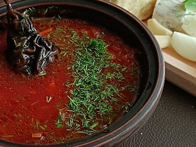 Блюда в кафе/ресторане загородного комплекса «ХВИЛЯ» на берегу реки Днепр вблизи Светловодска.