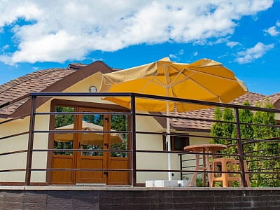 Парк Отель «Скифия» — это загородный гостеприимный комплекс в Кировоградской области, расположенный в природном ландшафте у озера Ташлык, вдали от шумных трасс.