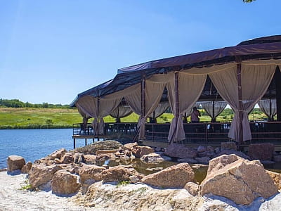 Парк Отель «Скифия» — это загородный гостеприимный комплекс в Кировоградской области, расположенный в природном ландшафте у озера Ташлык, вдали от шумных трасс.