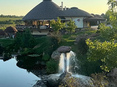 Парк Отель «Скифия» — это загородный гостеприимный комплекс в Кировоградской области, расположенный в природном ландшафте у озера Ташлык, вдали от шумных трасс.