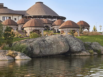 Парк Отель «Скифия» — это многофункциональный загородный комплекс, который сочетает в себе природный ландшафт, комфортное проживание, разнообразные водные и семейные развлечения, оздоровительные практики и развитую гастрономическую составляющую.