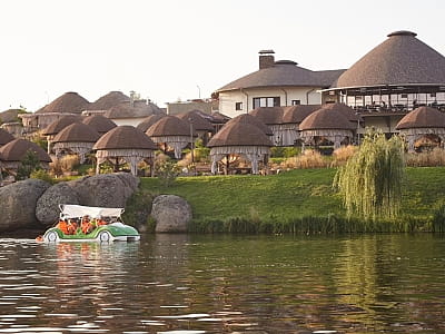 Парк Отель «Скифия» — это многофункциональный загородный комплекс, который сочетает в себе природный ландшафт, комфортное проживание, разнообразные водные и семейные развлечения, оздоровительные практики и развитую гастрономическую составляющую.