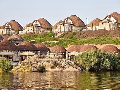 Парк Отель «Скифия» — это многофункциональный загородный комплекс, который сочетает в себе природный ландшафт, комфортное проживание, разнообразные водные и семейные развлечения, оздоровительные практики и развитую гастрономическую составляющую.