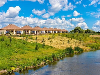 Парк Отель «Скифия» — это многофункциональный загородный комплекс, который сочетает в себе природный ландшафт, комфортное проживание, разнообразные водные и семейные развлечения, оздоровительные практики и развитую гастрономическую составляющую.