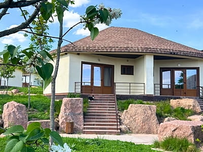 Парк Отель «Скифия» — это загородный гостеприимный комплекс в Кировоградской области, расположенный в природном ландшафте у озера Ташлык, вдали от шумных трасс.