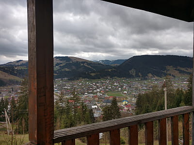 Верховина — живописный поселок в Карпатах, центр гуцульской культуры с многовековой историей, музеями, традициями и уникальным колоритом живого наследия.