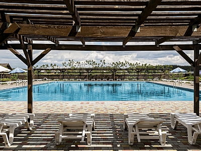 Большой открытый бассейн в загородном комплексе «Аквамарин» в селе Цыбули, недалеко от Полтавы