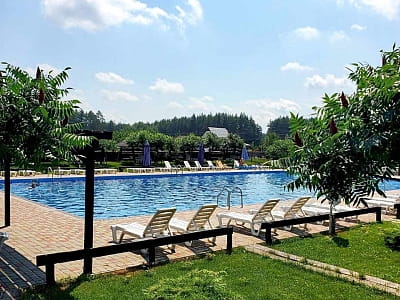 Большой открытый бассейн в загородном комплексе «Аквамарин» в селе Цыбули, недалеко от Полтавы