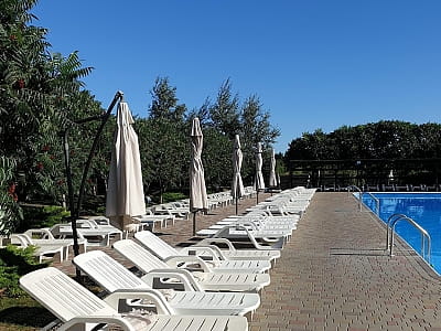 Большой открытый бассейн в загородном комплексе «Аквамарин» в селе Цыбули, недалеко от Полтавы