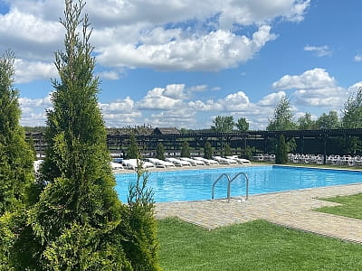 летний бассейн с морской водой в загородном комплексе «Аквамарин» в селе Цибули, недалеко от Полтавы