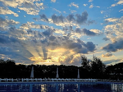 Большой открытый бассейн в загородном комплексе «Аквамарин» в селе Цыбули, недалеко от Полтавы