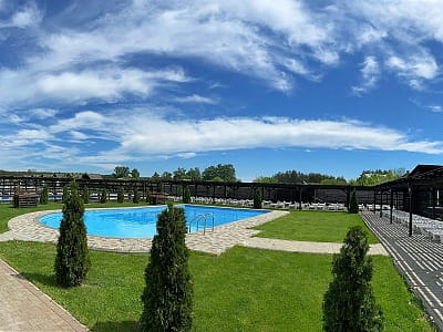 летний бассейн с морской водой в загородном комплексе «Аквамарин» в селе Цибули, недалеко от Полтавы