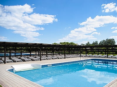 летний бассейн с морской водой в загородном комплексе «Аквамарин» в селе Цибули, недалеко от Полтавы