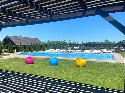 летний бассейн с морской водой в загородном комплексе «Аквамарин» в селе Цибули, недалеко от Полтавы