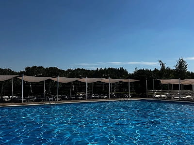 Большой открытый бассейн в загородном комплексе «Аквамарин» в селе Цыбули, недалеко от Полтавы