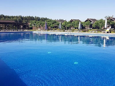 Большой открытый бассейн в загородном комплексе «Аквамарин» в селе Цыбули, недалеко от Полтавы