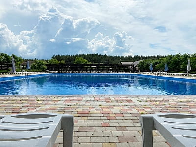 Большой открытый бассейн в загородном комплексе «Аквамарин» в селе Цыбули, недалеко от Полтавы
