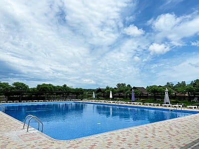 Большой открытый бассейн в загородном комплексе «Аквамарин» в селе Цыбули, недалеко от Полтавы