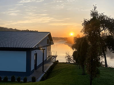 Одним из ключевых преимуществ Balka Eco Club является расположение на берегу озера, что создает атмосферу спокойствия и уединения.