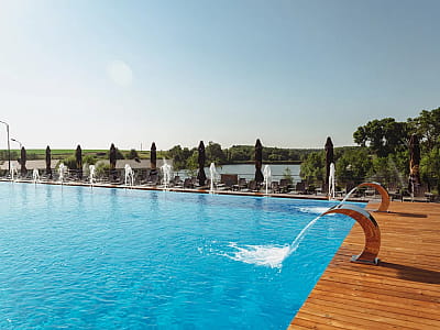 летний открытый бассейн в загородном комплексе Balka Eco Club в живописном уголке Полтавской области, среди природы, тишины и водной глади