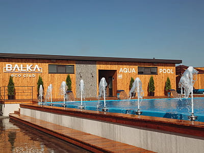 летний открытый бассейн в загородном комплексе Balka Eco Club в живописном уголке Полтавской области, среди природы, тишины и водной глади