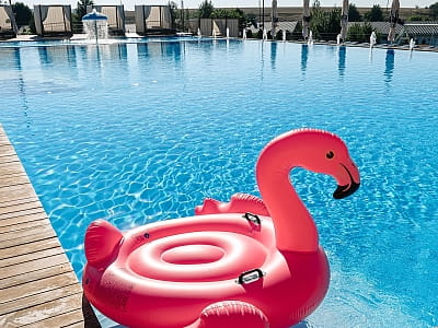 летний открытый бассейн в загородном комплексе Balka Eco Club в живописном уголке Полтавской области, среди природы, тишины и водной глади