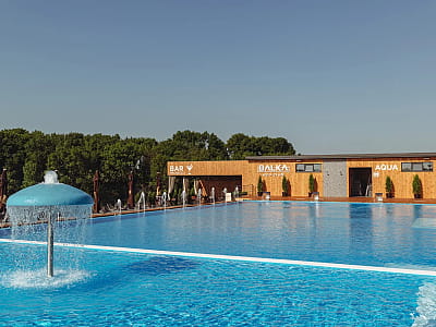 летний открытый бассейн в загородном комплексе Balka Eco Club в живописном уголке Полтавской области, среди природы, тишины и водной глади